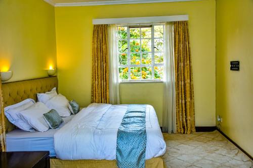 内罗毕Andes by 41 Haven的一间卧室设有一张床和一个窗口