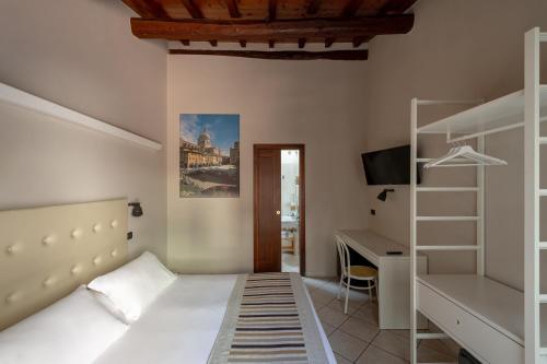 曼托瓦阿巴兹住宿加早餐旅馆的一间卧室配有一张床、一张书桌和一个架子