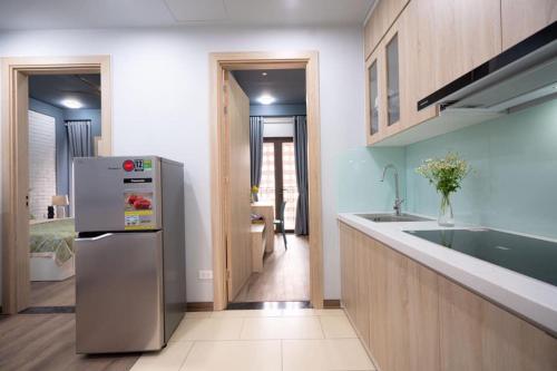 河内3BT home的厨房配有冰箱和水槽