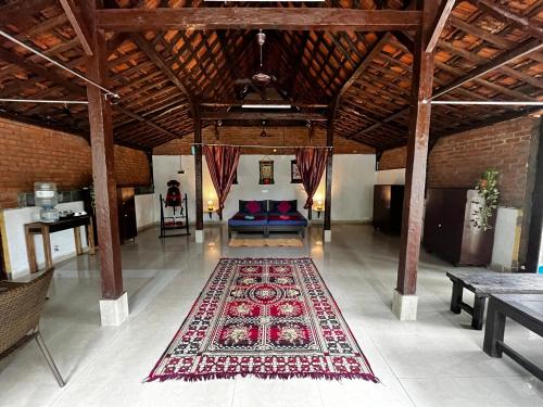 阿姆波尔Villas in Wellness Centre with Sauna的客厅配有沙发,地板上铺有地毯。