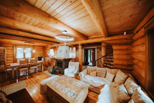 奥什恰德尼察Cabin Sonka的客厅配有沙发和桌子