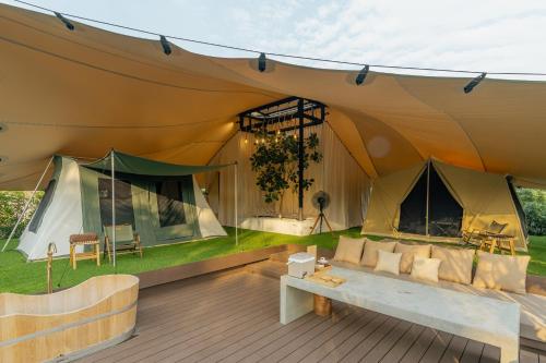 清迈CAMP CAYLA - EDEN的一个带沙发和两个帐篷的帐篷