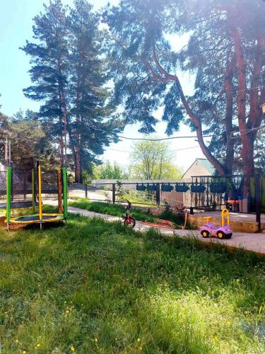 SuramiGUEST HOUSE 'KIDOBANI'的公园,公园内有游乐场,草地上放着玩具