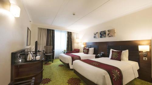 新德里萨凯特希尔顿花园酒店的酒店客房设有两张床和电视。