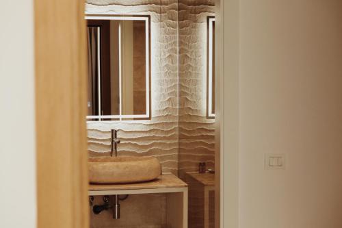 希马拉Oniro in Sea & Sun ADULTS ONLY的一间带水槽和镜子的浴室