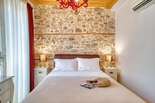 纳夫普利翁伊斯尼佩西恩酒店的一间卧室配有一张石墙床