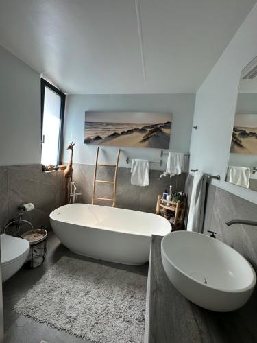 朱比亚斯科La Cà de Fer的一间带大浴缸和两个盥洗盆的浴室