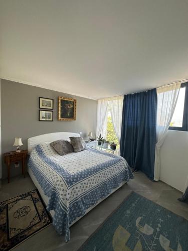 朱比亚斯科La Cà de Fer的一间卧室配有一张带蓝色棉被的床