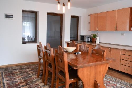 特尔古尼亚姆茨Casa Humulesti, fii vecinul lui Ion Creanga的厨房配有木制用餐室的桌椅