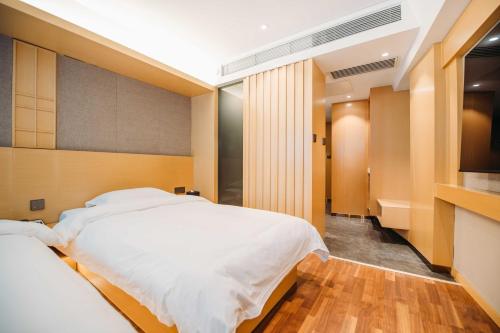 北京得瑞酒店(北京顺义国展店)的酒店客房设有两张床和电视。
