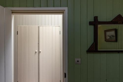 都柏林Merrion Mews的通往带绿色墙壁的房间的门