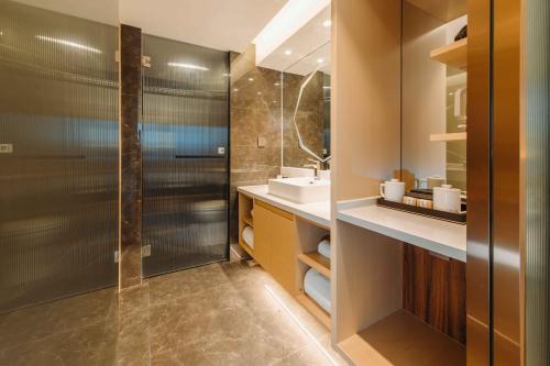 北京得瑞酒店(北京顺义国展店)的带淋浴和盥洗盆的浴室
