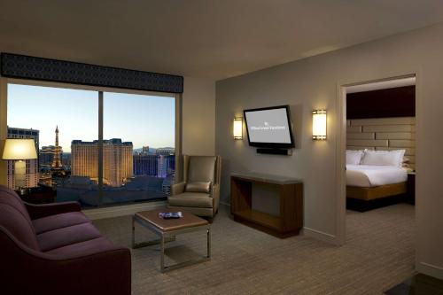 拉斯维加斯Hilton Grand Vacations Club Elara Center Strip Las Vegas的酒店客房,配有床和电视
