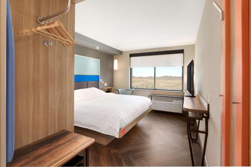 拉斯维加斯希尔顿特鲁拉斯维加斯机场酒店的一间小卧室,配有床和窗户