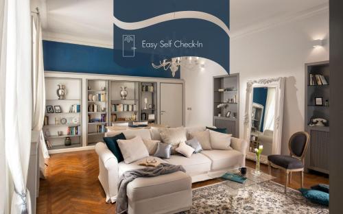 米兰Daplace - Renzo Apartment的客厅配有白色沙发和蓝色的墙壁