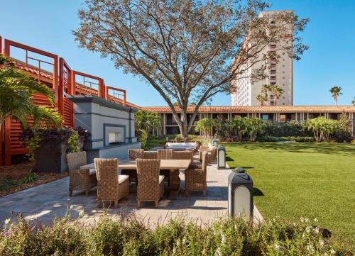 奥兰多DoubleTree by Hilton Hotel Orlando at SeaWorld的庭院里配有桌椅