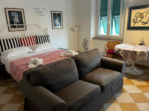 萨沃纳Darsena Apartments的客厅配有沙发和1张床