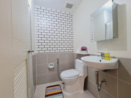 马尼拉Prisma Residences - Celeste的浴室配有白色卫生间和盥洗盆。