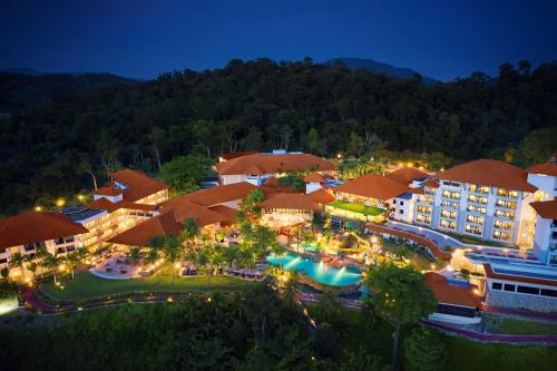 卢穆特DoubleTree by Hilton Damai Laut的夜间享有度假村的空中景致