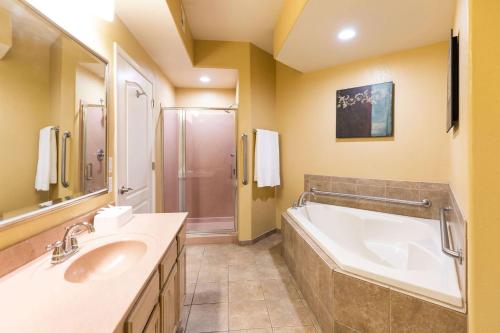 斯科茨Hilton Vacation Club Scottsdale Villa Mirage的带浴缸和盥洗盆的浴室