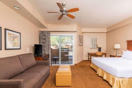 斯科茨Hilton Vacation Club Scottsdale Villa Mirage的酒店客房,配有床和沙发