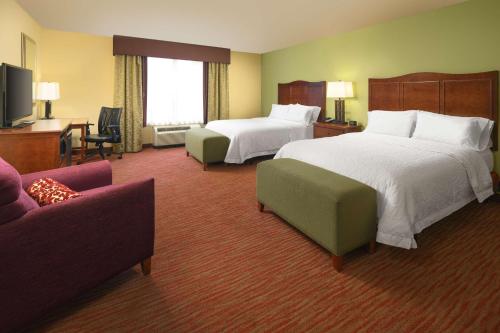 Kimball金博尔汉普顿酒店的酒店客房,设有两张床和一张沙发