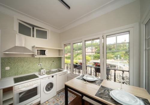 扎马亚Apartamento con garaje en el centro de Zumaia的一个带水槽和洗碗机的厨房