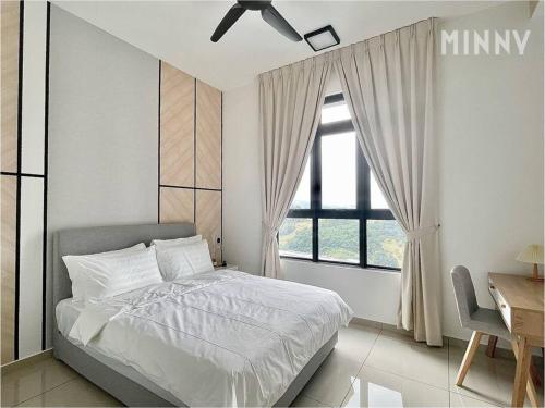 蕉赖Parkland Batu 11 near MRT 5-6PAX Free Parking的白色的卧室设有床和窗户