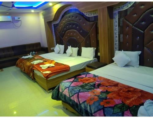 Sītāpur MūāfiHotel Anuj Residency, Chitrakoot的一间酒店客房,房间内设有两张床