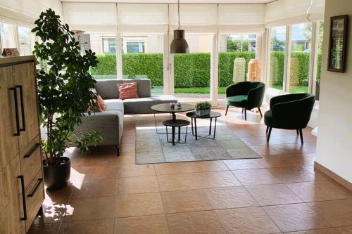 考德姆Luxurious Holiday Home in Koudum with Pool的客厅配有沙发、椅子和桌子