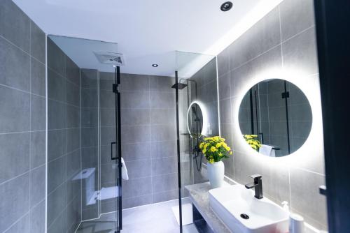 昆明龚禧里·璞见酒店(昆明翠湖云南大学店）的一间带水槽和镜子的浴室