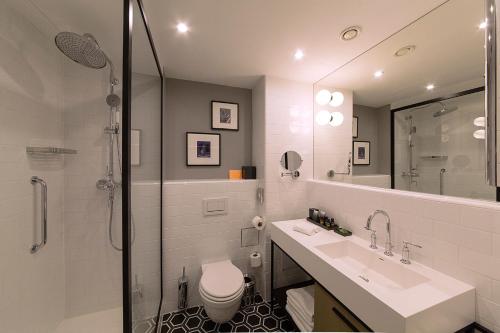 萨格勒布Canopy by Hilton Zagreb City Centre的浴室配有卫生间、盥洗盆和淋浴。