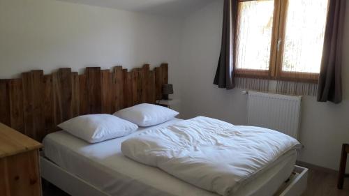 阿尔维厄Les Balcons de L'Izoard - L'écureuil的卧室内的一张带两个枕头的床