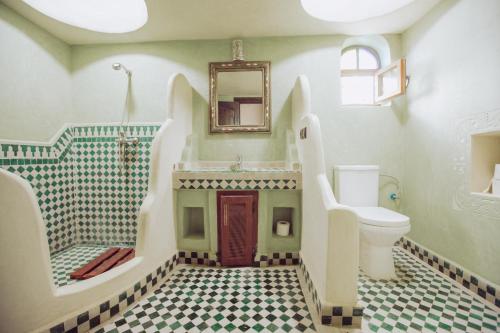 梅尔祖卡Traditional Riad Merzouga Dunes的一间带卫生间、水槽和镜子的浴室