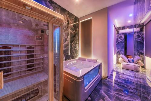 那不勒斯Gentile Suite & Spa Vomero的带浴缸和步入式淋浴间的浴室