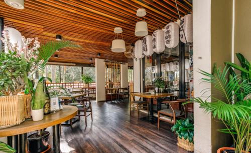 布里斯班伊尔盟多精品酒店的餐厅设有木制天花板和桌椅