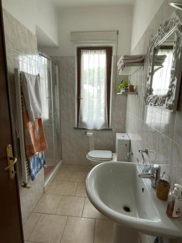 马里纳迪马萨Appartamento vicino al mare的一间带水槽和卫生间的浴室