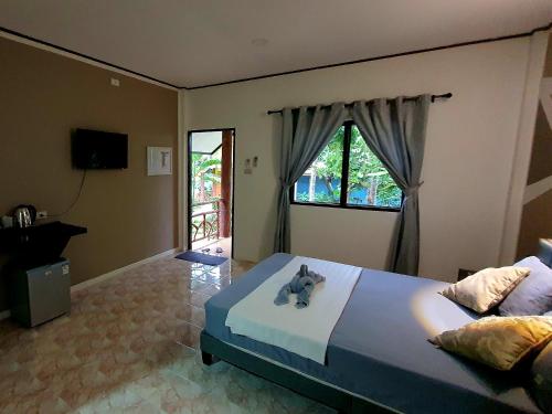 高兰DolceVita Wonderful Resort的一间卧室,配有一张大象床