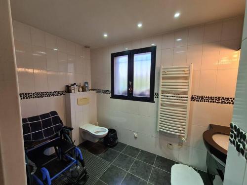 La TroncheMaison accessible à tous avec piscine!的一间带卫生间、水槽和窗户的浴室