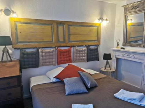 CampsegretLes Tamaris的一间卧室配有带色彩缤纷枕头的床。