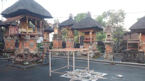 BanjarangkanUmah Desa的前面有桌子的建筑