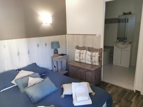 CampsegretLes Tamaris的一间卧室配有一张蓝色的床、枕头和水槽