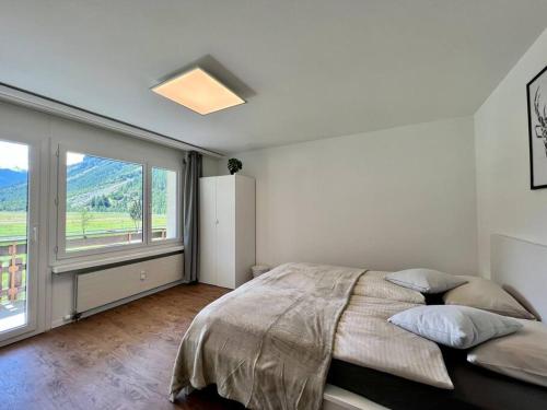 塔什Mountain magic apartment for 6 Near Zermatt的一间卧室设有一张大床和一个大窗户