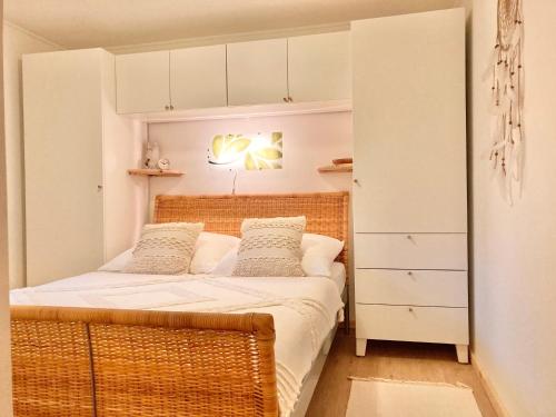 克拉温克尔Ferienwohnung Crawissimo的一间小卧室,配有一张带白色橱柜的床