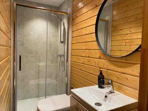 史特林Olden Glamping - One with nature的带淋浴、盥洗盆和镜子的浴室