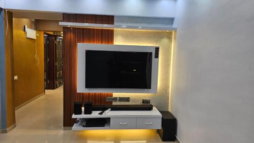 浦那Luxurious 2 BHK Apartment Fully Furnished with All Major Electronics and Automation的客厅的墙上配有电视