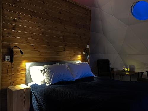 史特林Olden Glamping - One with nature的一间卧室配有一张木墙床