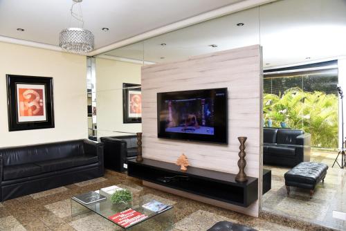 隆德里纳塞德罗酒店的客厅设有壁挂式平面电视。