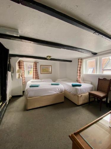 金斯兰利国王洛奇酒店的一间卧室配有两张床和椅子