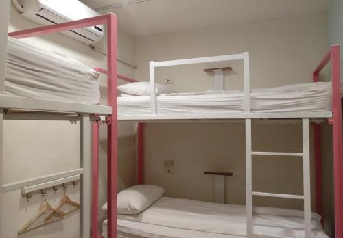台北快乐台北共居公寓的一间设有两张双层床的客房